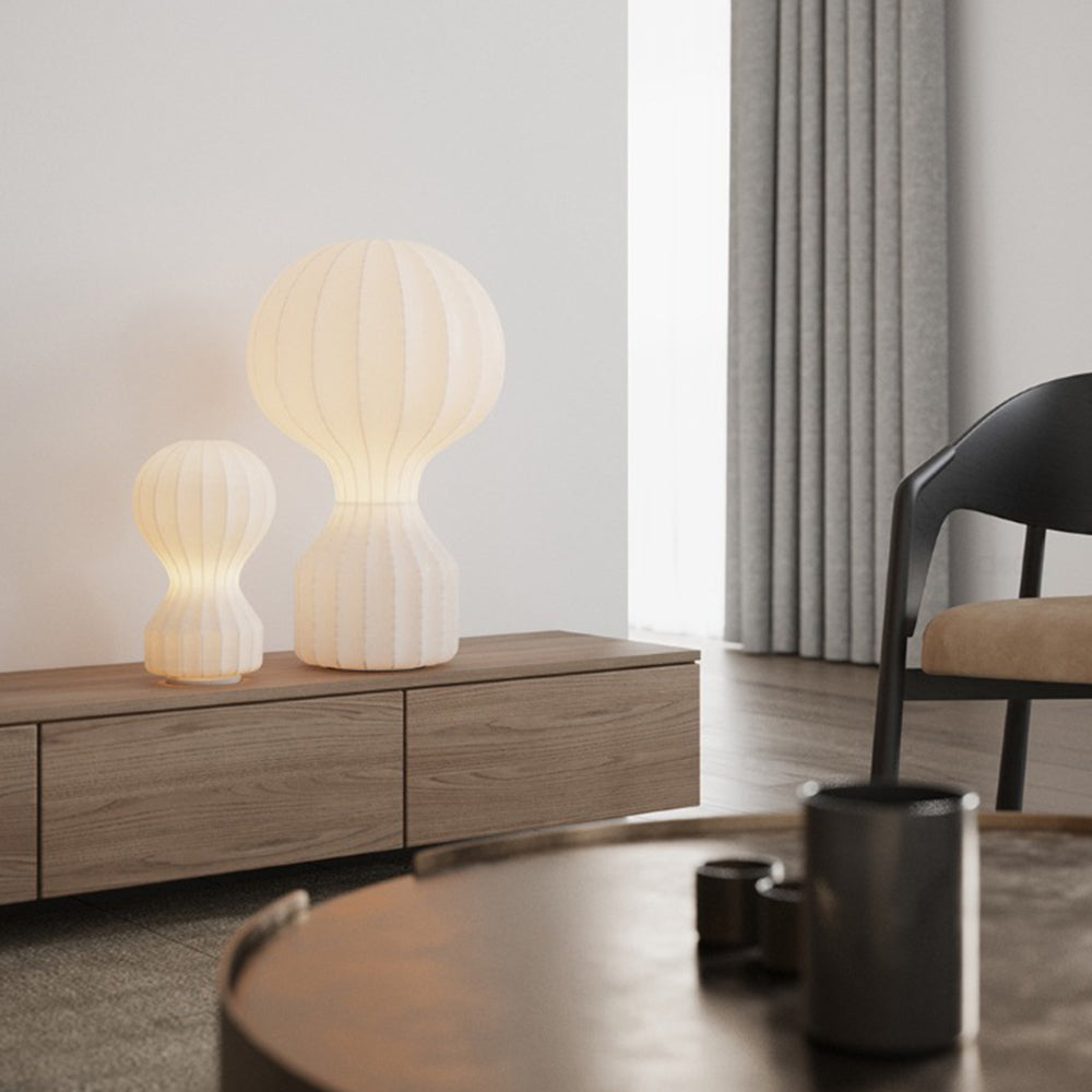 Lámpara de mesa de seda artificial Zulena sobre una mesita de noche junto a la cama – imagen 2
