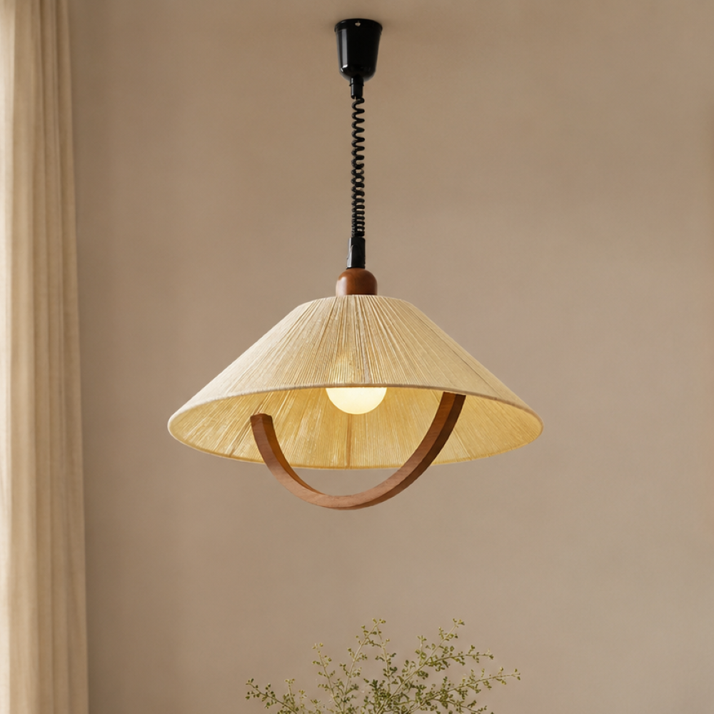 Lámpara colgante de cordón de algodón y madera Arcoya – encendida en un salón