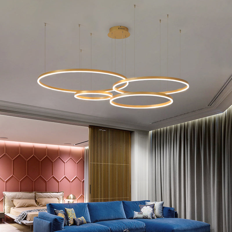Lámpara colgante LED de aros Saroa en un salón moderno – imagen 13