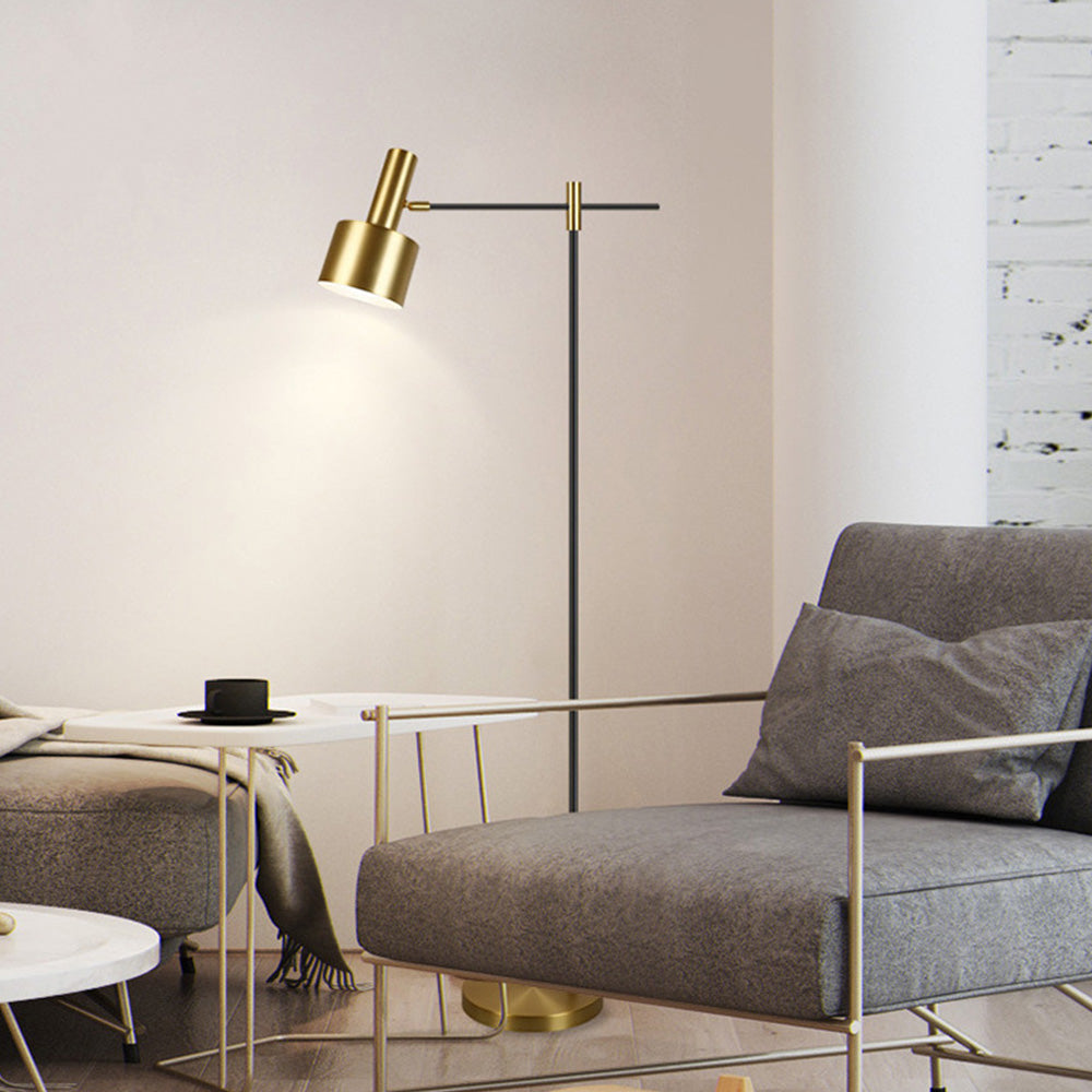 Lámpara de pie Vareno – junto a un sillón gris