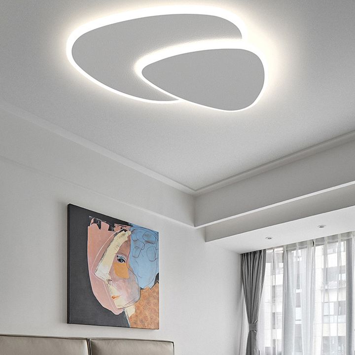 Plafón LED triangular Isela en un dormitorio luminoso – imagen 7