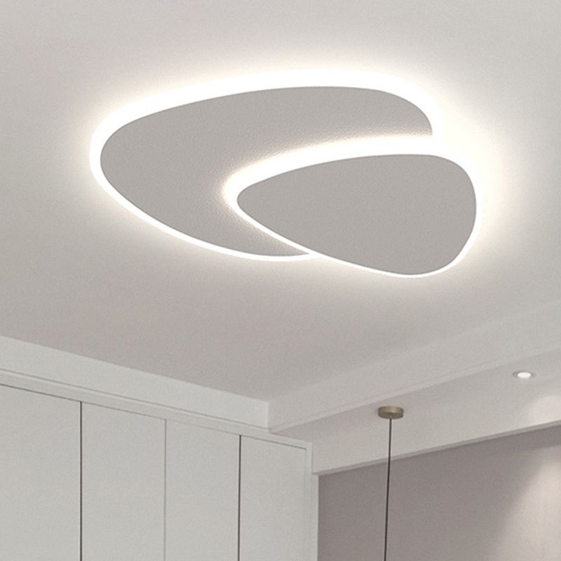 Plafón LED triangular Isela en un dormitorio luminoso – imagen 3