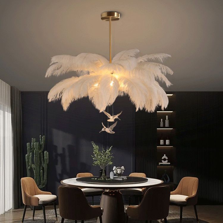 Lámpara de araña de plumas Colibela – encendida sobre una mesa redonda
