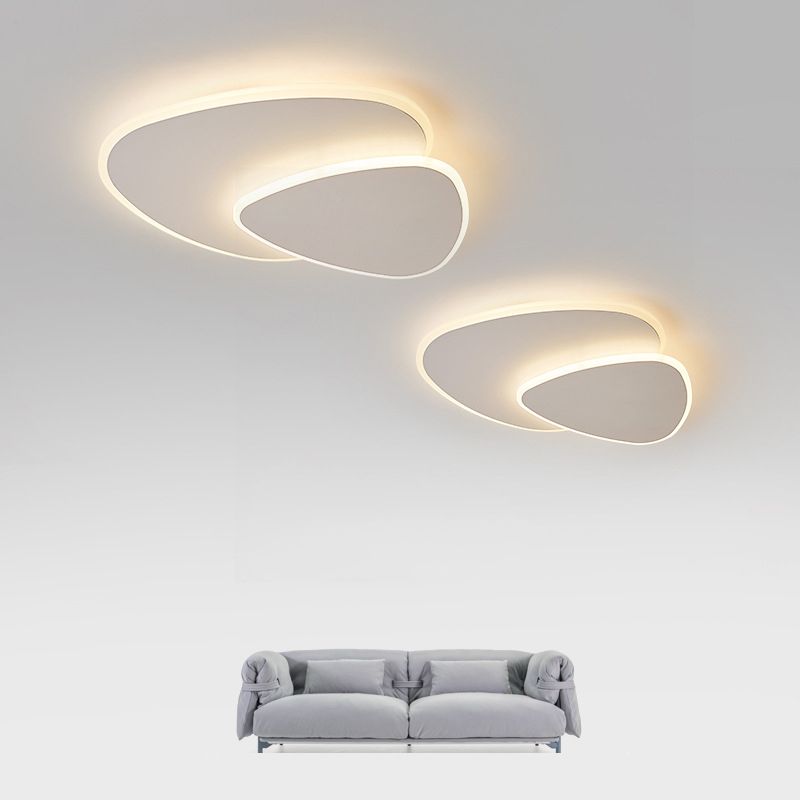 Plafón LED triangular Isela en un dormitorio luminoso – imagen 9