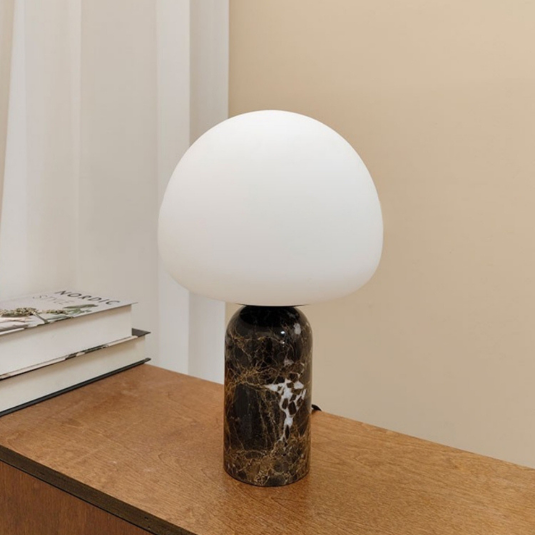 Lámpara de mesa de mármol Velmara – tamaño pequeño sobre un aparador con libros