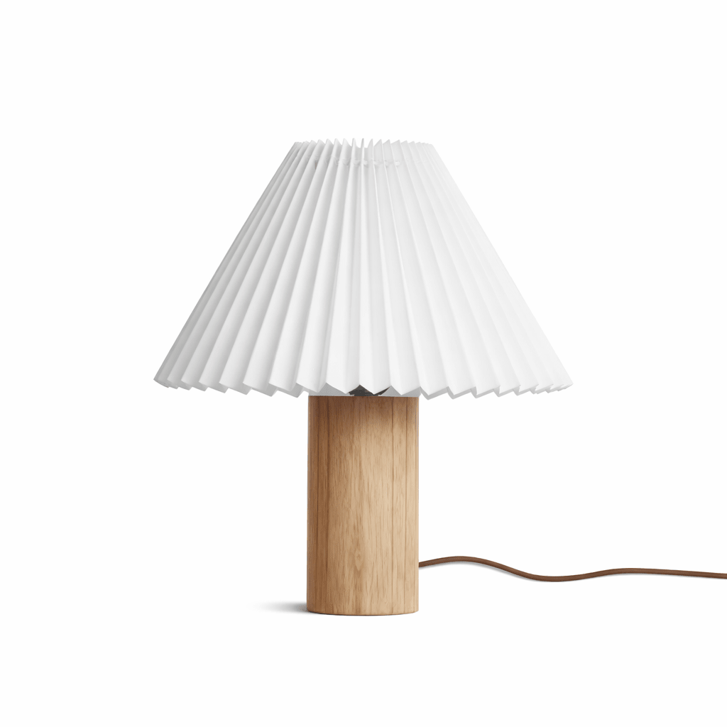 Lámpara de mesa con pantalla plisada Hilveta – altura 30 cm, base de madera con pantalla blanca