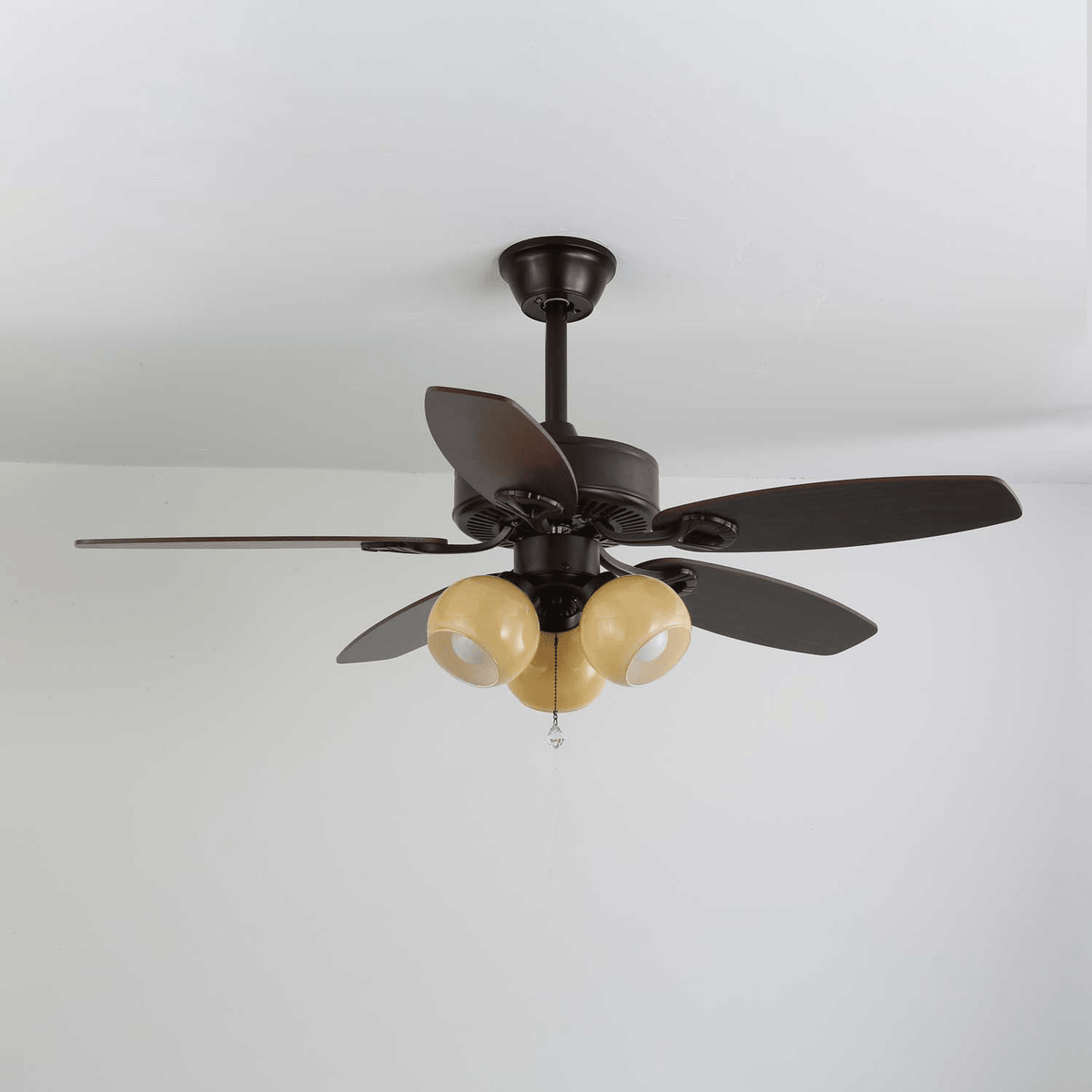 Ventilador de techo con luz Malvira – pantallas globo ámbar, marrón y nogal