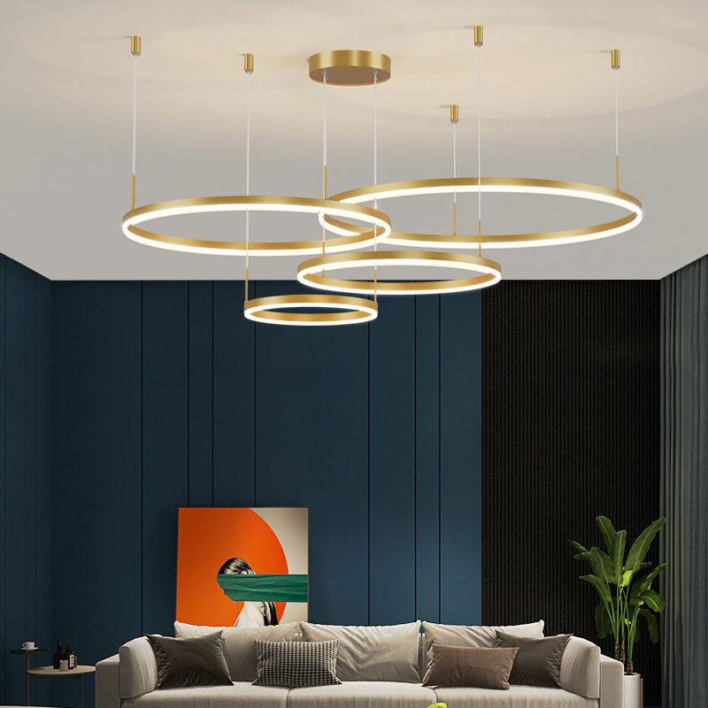 Lámpara colgante LED de aros Saroa en un salón moderno – imagen 6