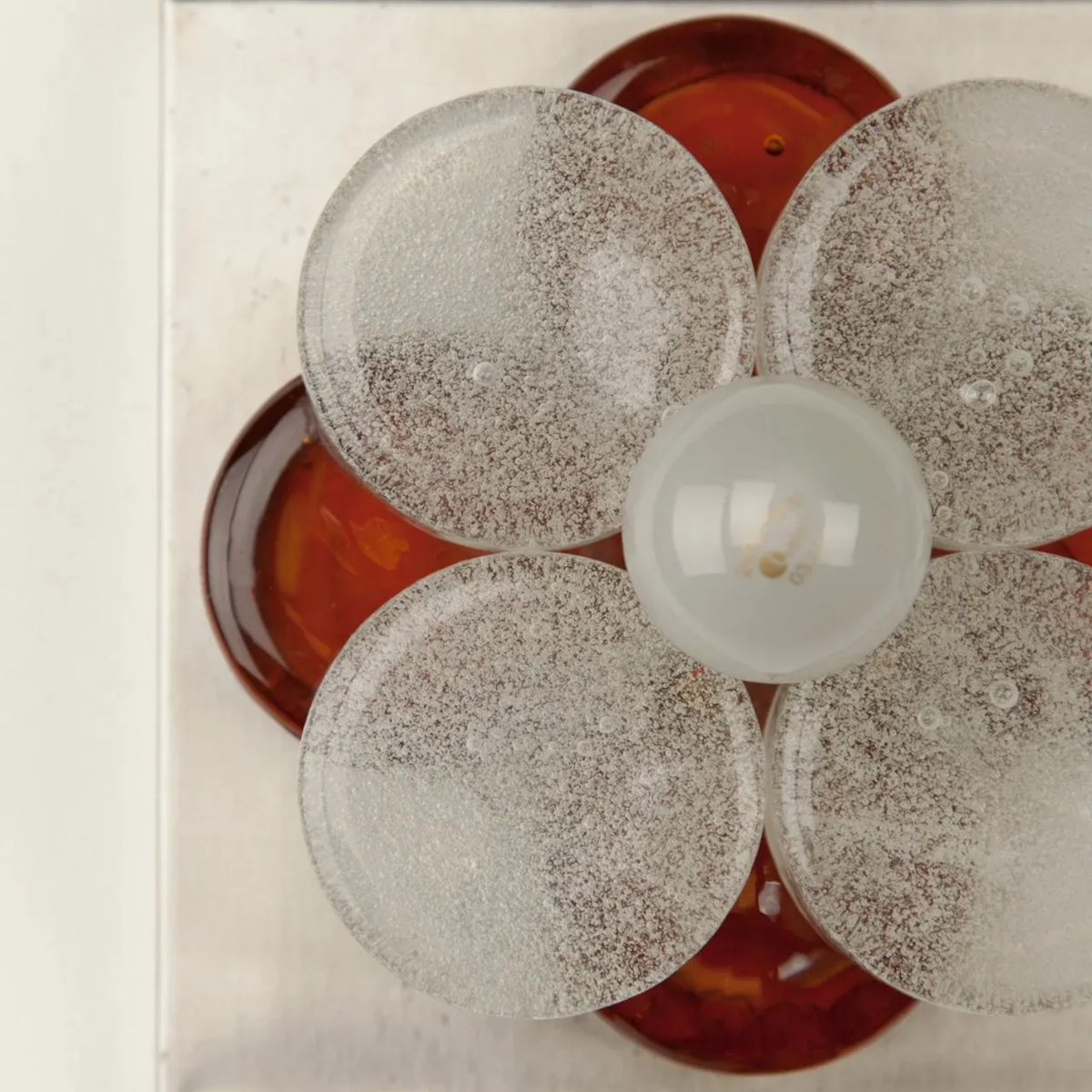 Aplique de pared Uflora flor de cristal – detalle del cristal texturizado rojo