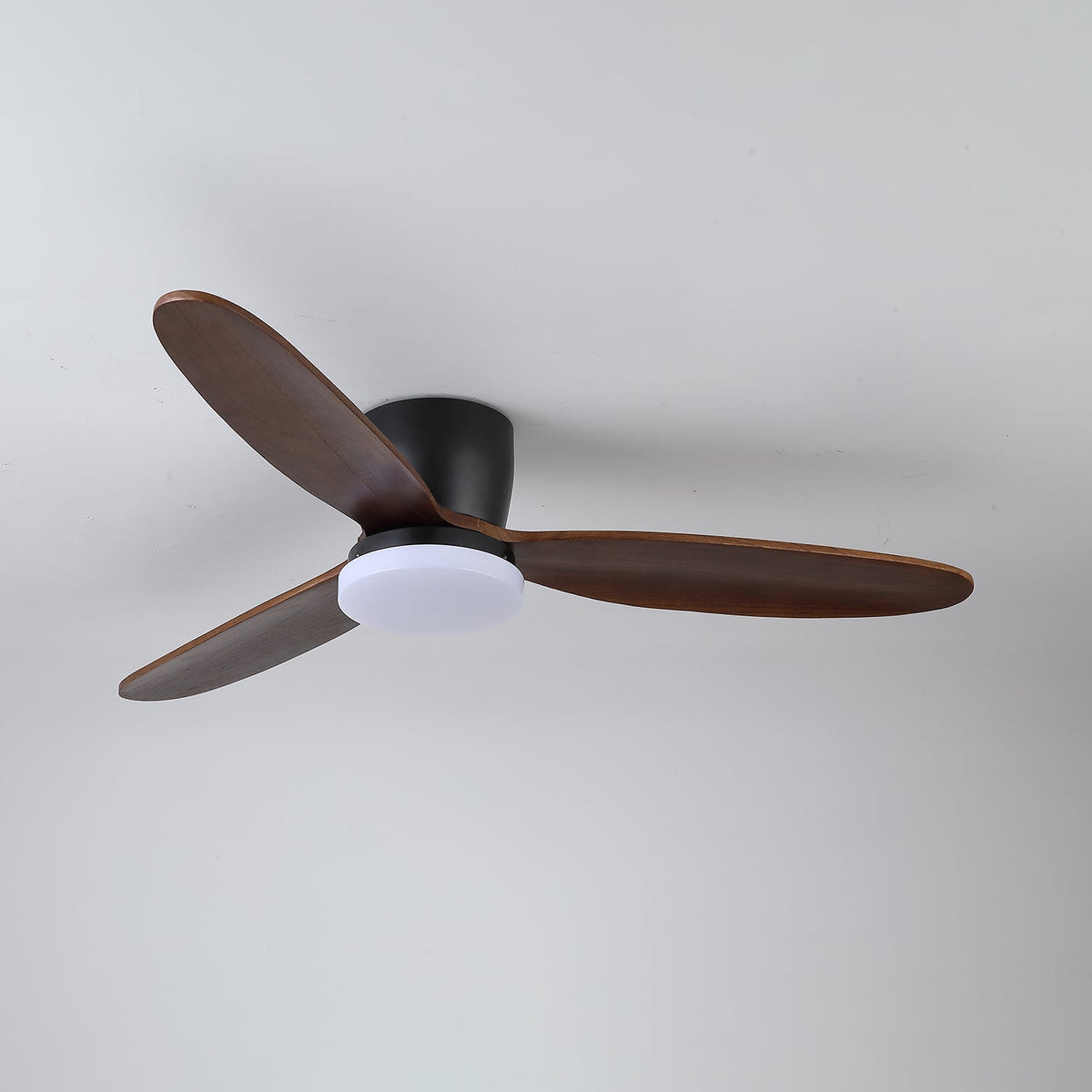 Ventilador de techo con luz Veladia en un dormitorio sereno – imagen 8
