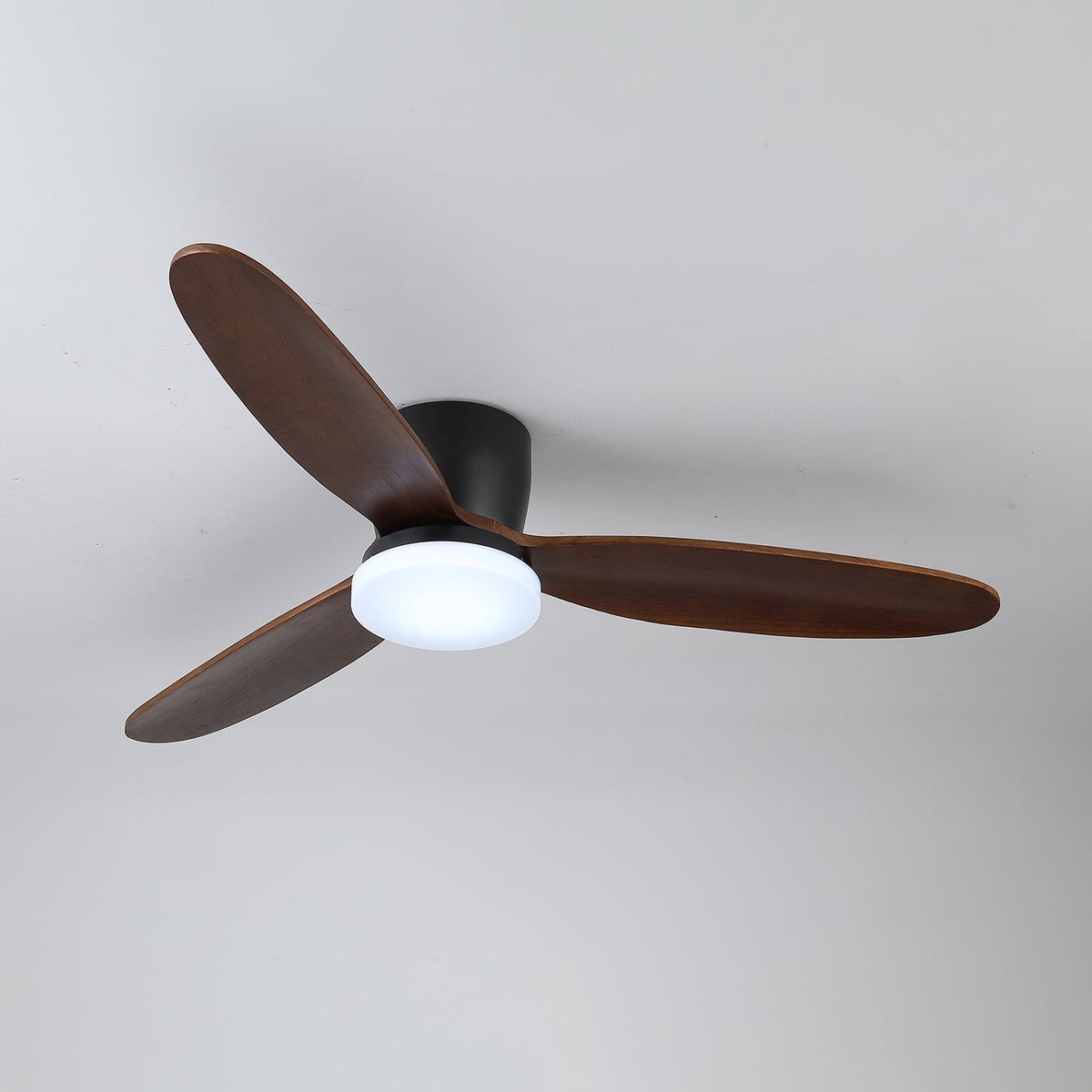 Ventilador de techo con luz Veladia en un dormitorio sereno – imagen 11