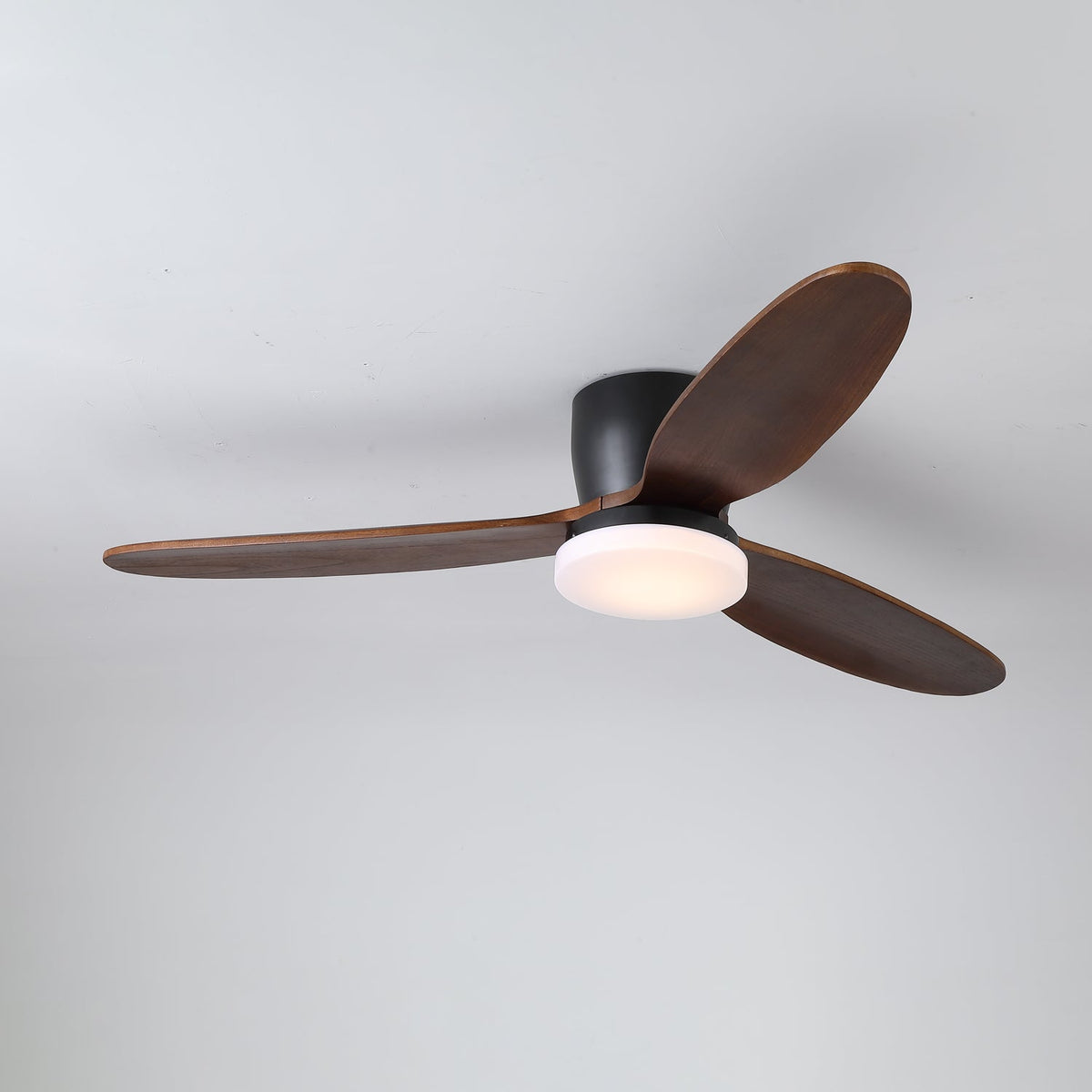 Ventilador de techo con luz Veladia en un dormitorio sereno – imagen 12