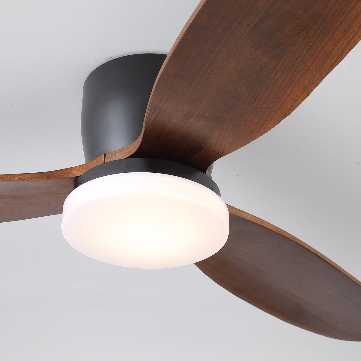 Ventilador de techo con luz Veladia en un dormitorio sereno – imagen 13