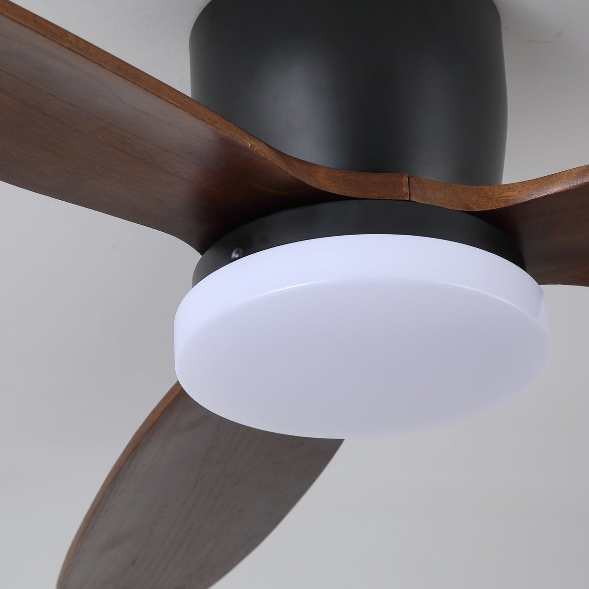 Ventilador de techo con luz Veladia en un dormitorio sereno – imagen 14
