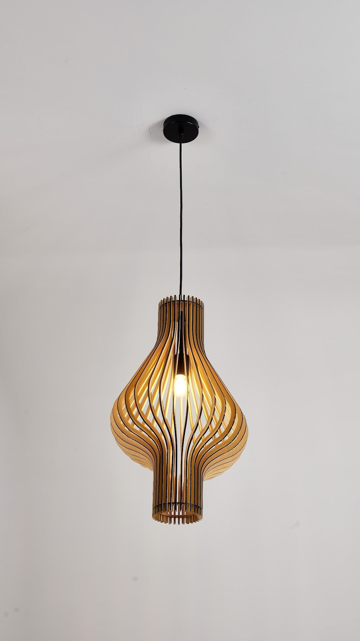 Lámpara colgante de madera Arbela – vista principal