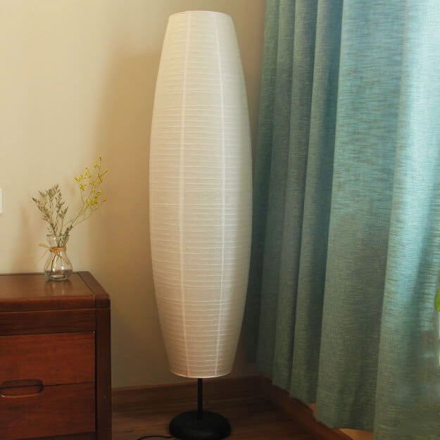 Lámpara de pie de papel estilo farol Velarda – apagada junto a la cortina