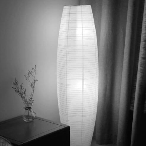 Lámpara de pie de papel estilo farol Velarda – luz fría junto a un mueble