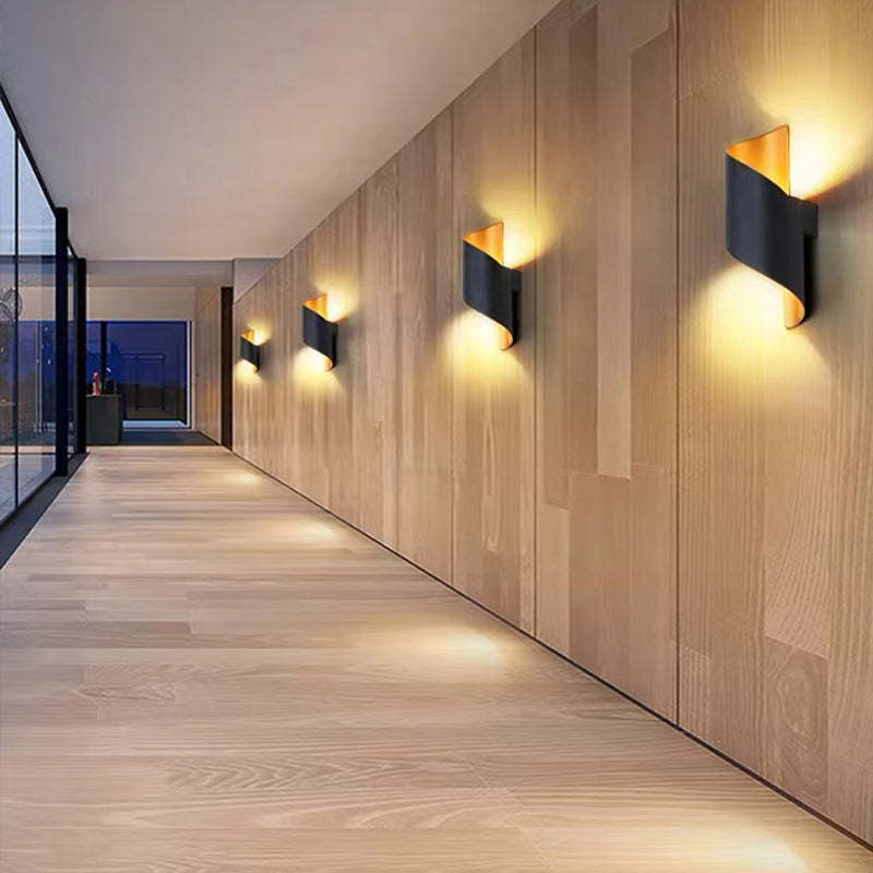 Helix: Aplique de Pared Metal Moderno para Interiores y Exteriores