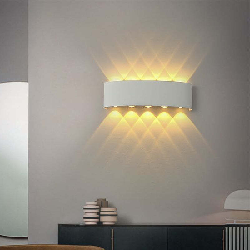 Aplique de pared LED arriba y abajo Fulgara en una fachada iluminada – imagen 10