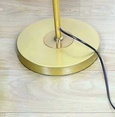 Lámpara de pie con globo opal Selora – detalle de la base dorada