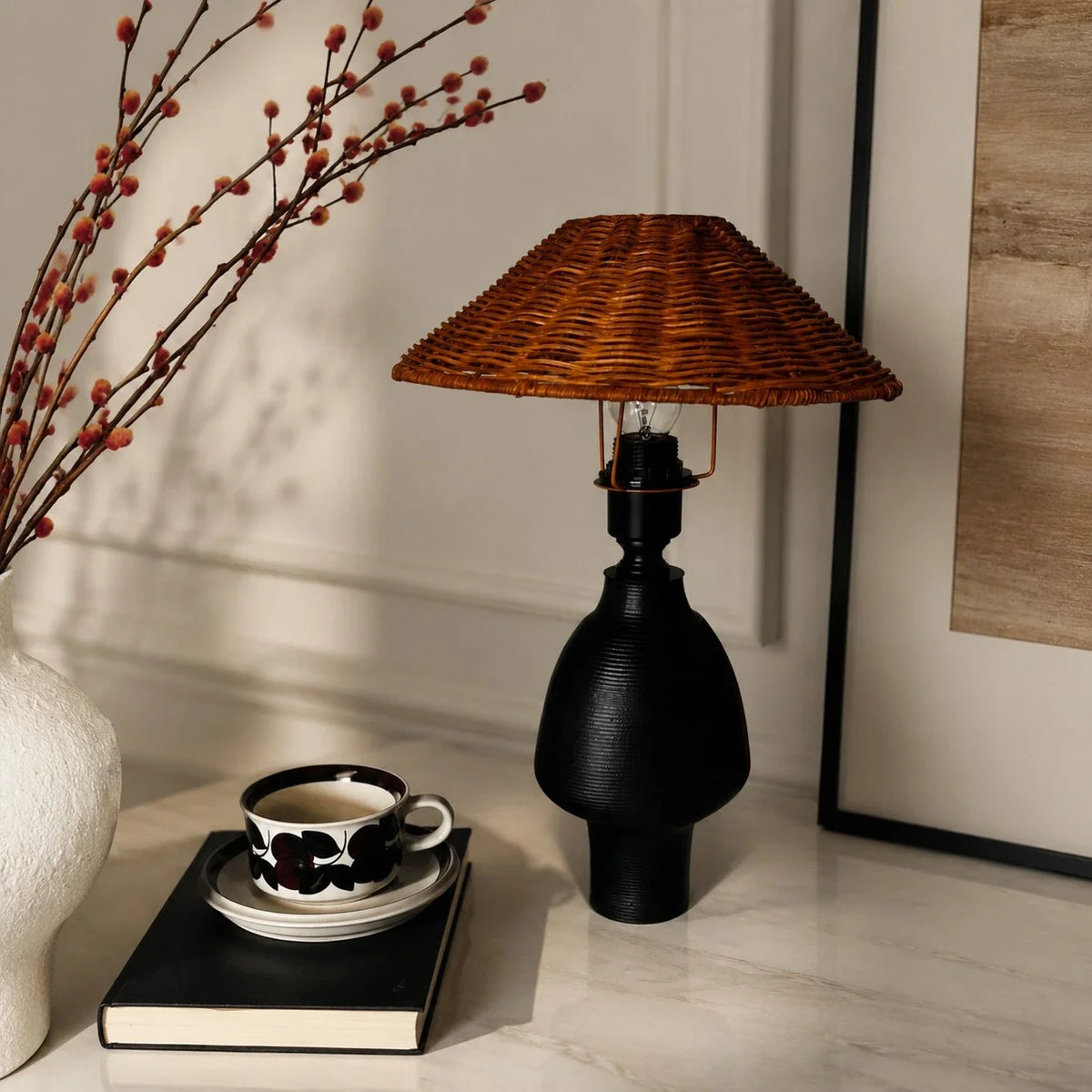 Rattana - Lámpara de Mesa de Cerámica Negra con Pantalla de Mimbre Trenzado