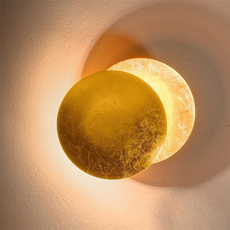 Astroclaro Eclipse: Aplique de Pared con Diseño Lunar de Metal – Dorado/Bronce