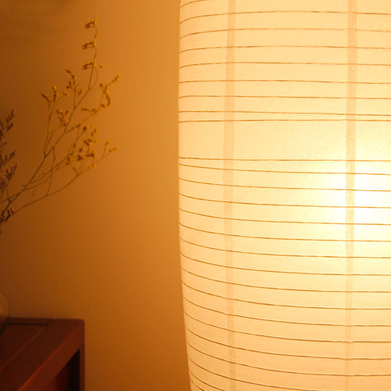 Lámpara de pie de papel estilo farol Velarda – detalle de la pantalla encendida