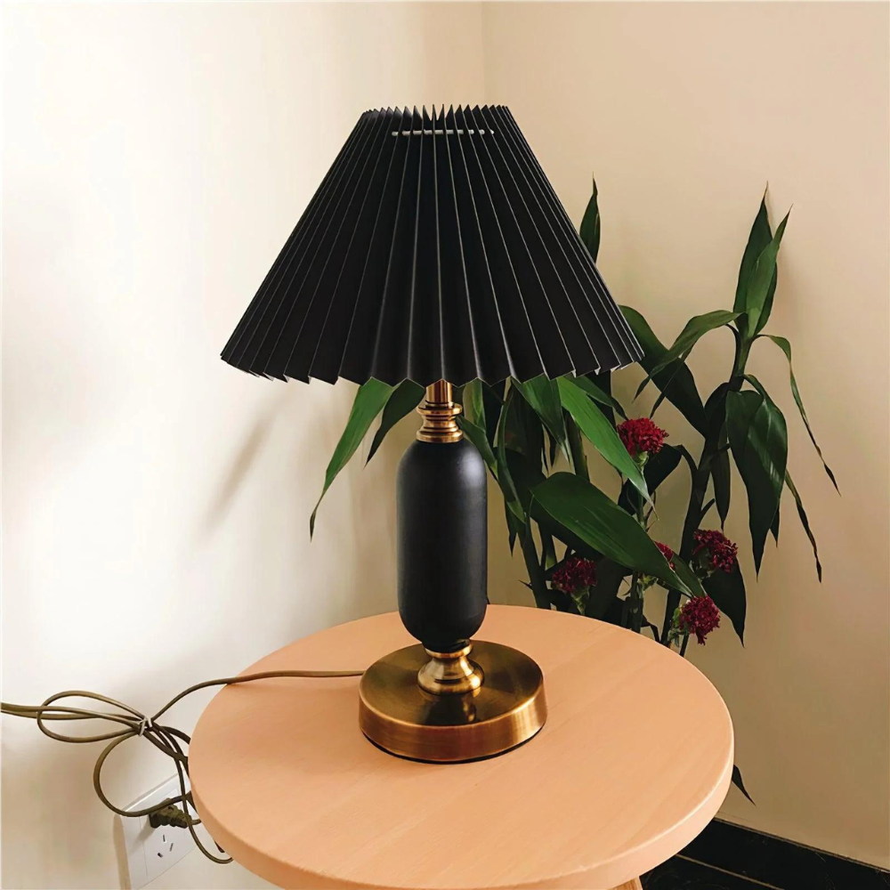 Lámpara de mesa plisada Hebrina en un salón acogedor – imagen 2