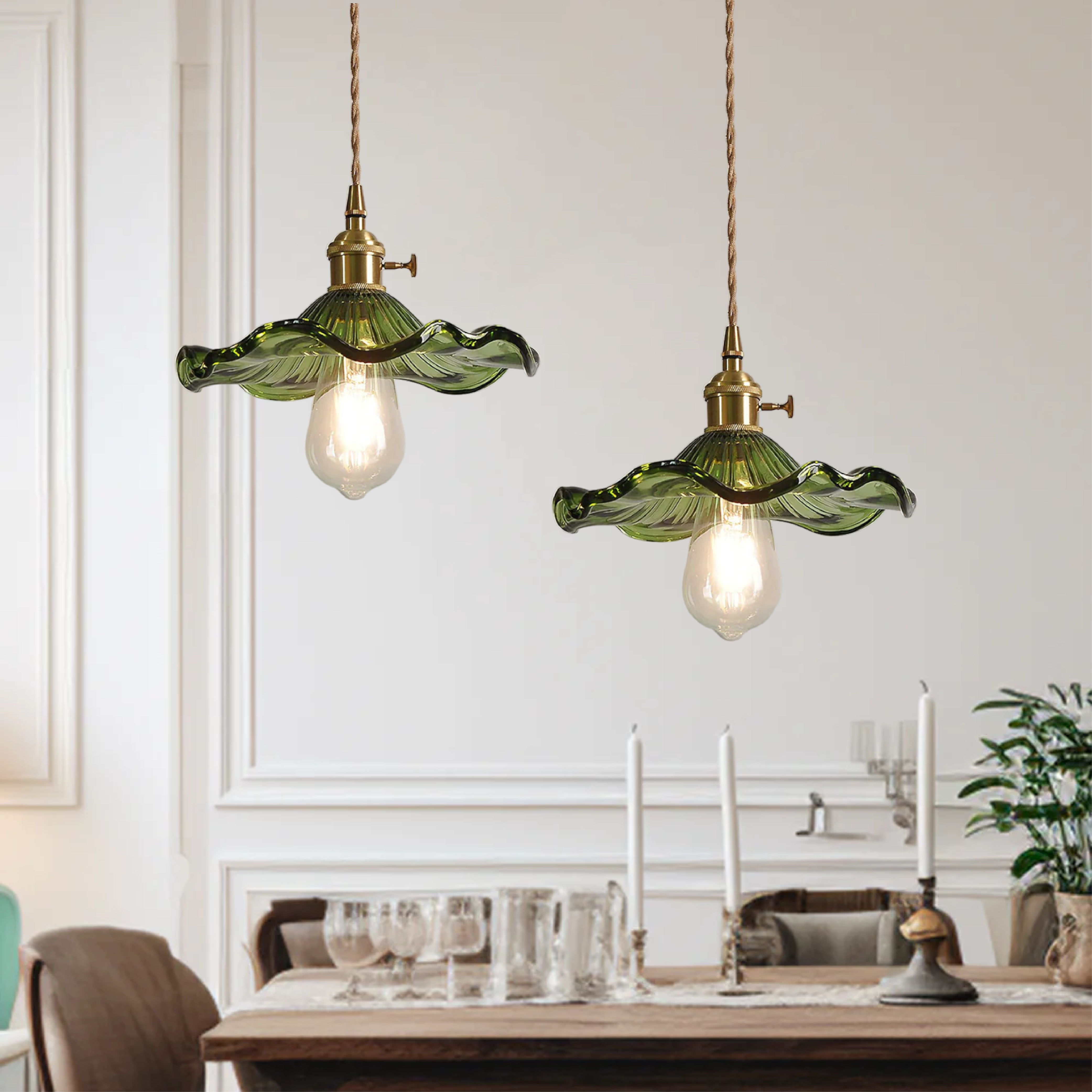 Floralia - Lámpara de Mesa Floral Elegante con Detalles en Latón