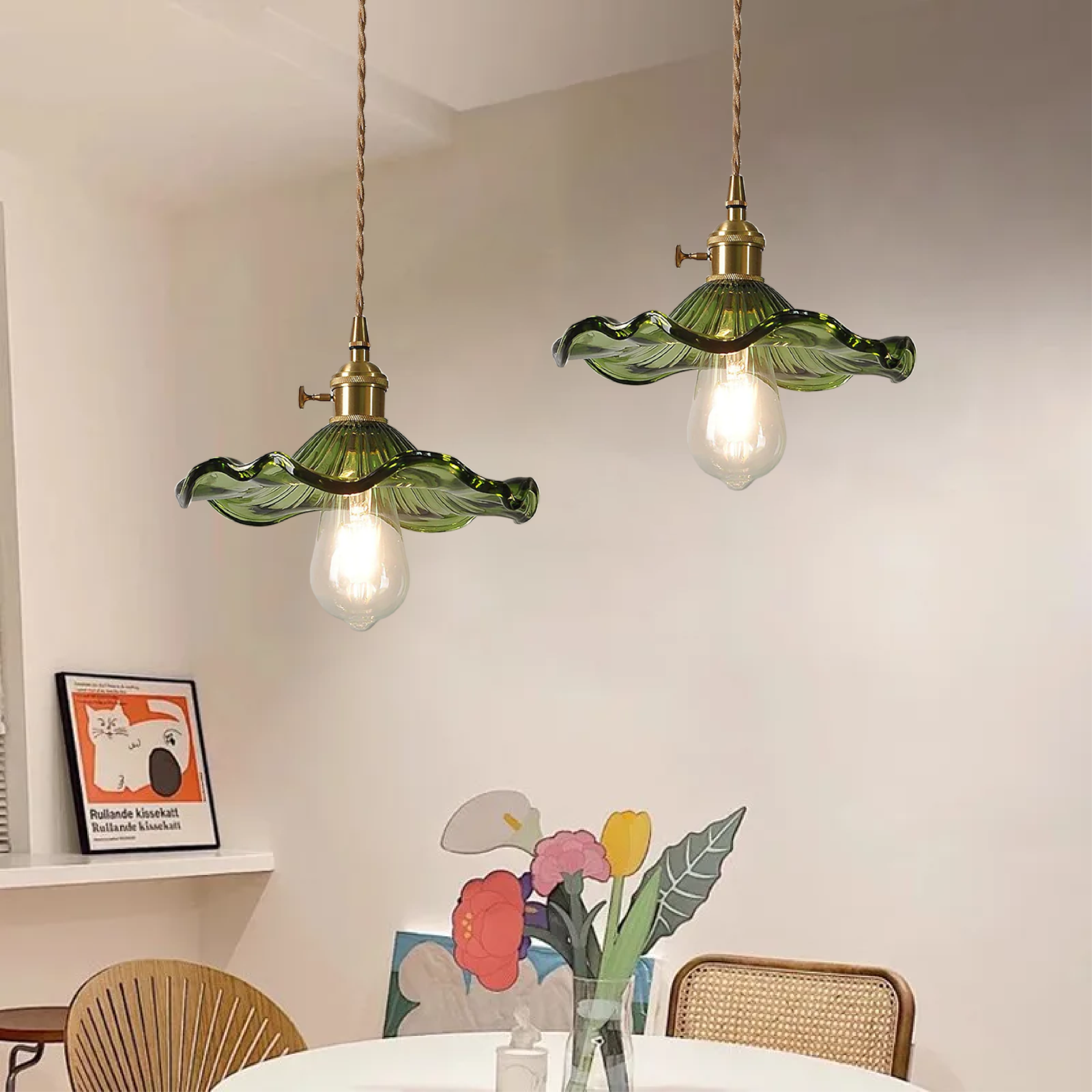 Floralia - Lámpara de Mesa Floral Elegante con Detalles en Latón