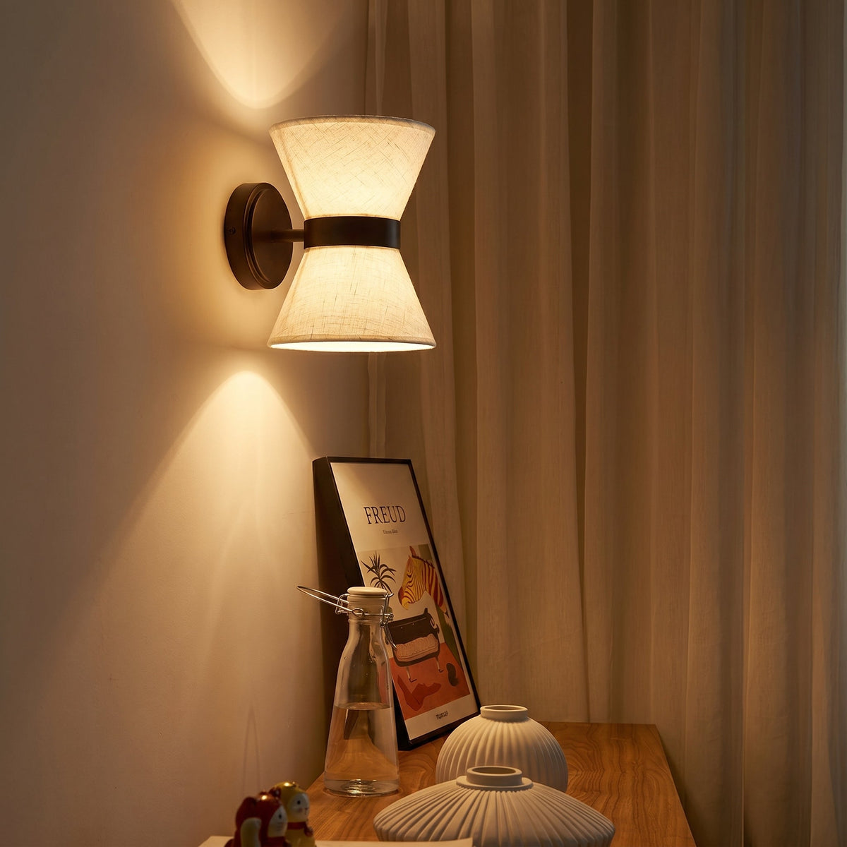 Aplique de pared de tela Jaruna en un dormitorio acogedor – imagen 8