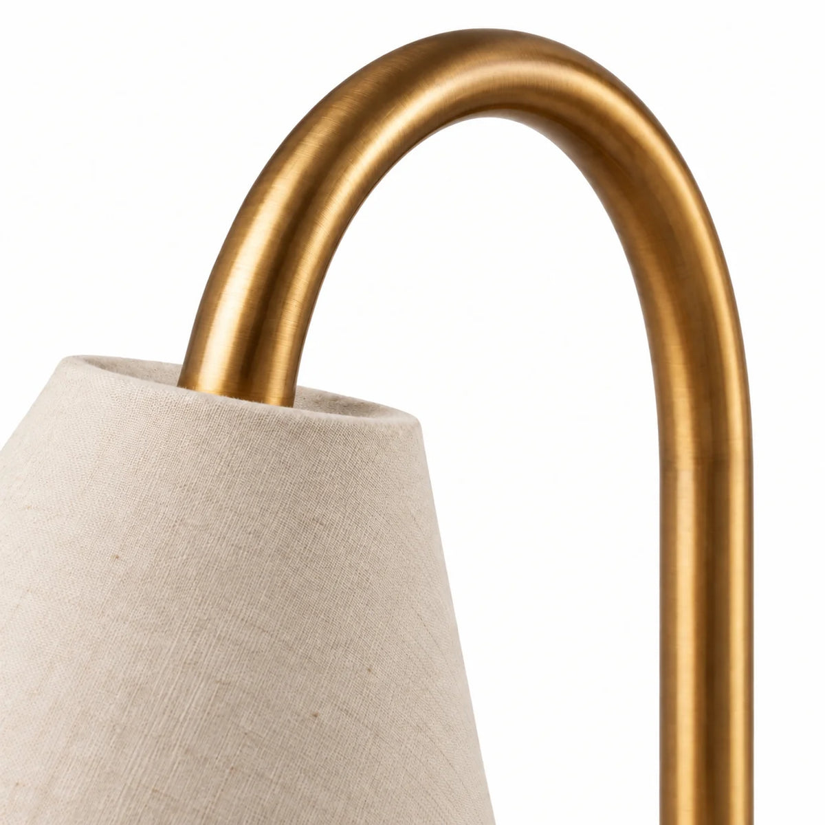 Lámpara de pie curva Torvina – detalle del brazo curvo dorado