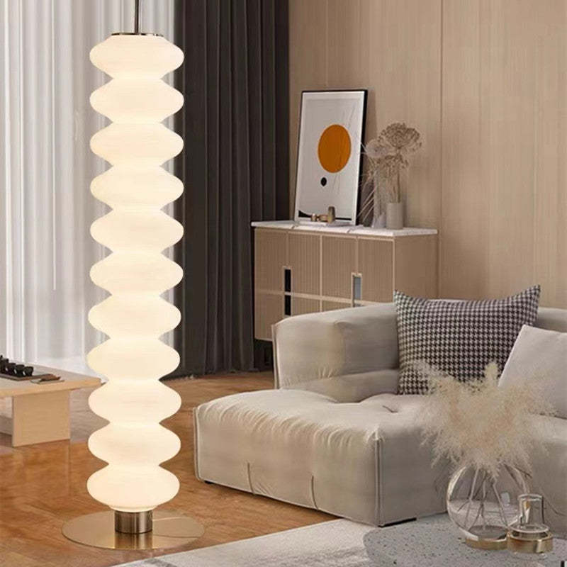 Lámpara de pie LED de cristal opal Sartela en un salón cálido – imagen 4