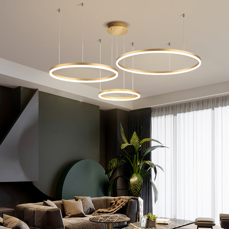 Lámpara colgante LED de aros Saroa en un salón moderno – imagen 16