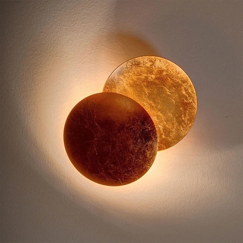 Astroclaro Eclipse: Aplique de Pared con Diseño Lunar de Metal – Dorado/Bronce