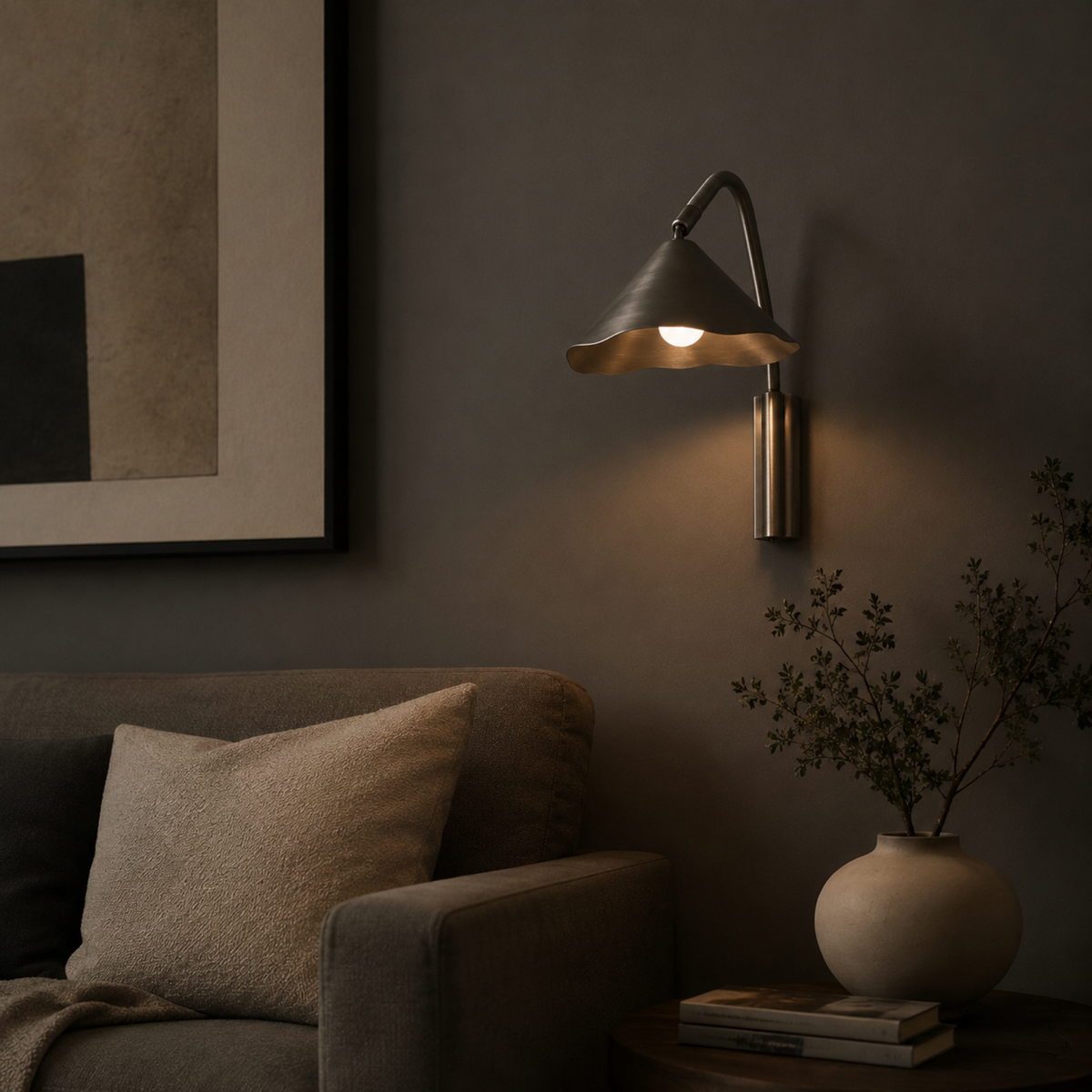 Aplique de pared Umbrisa con pantalla ondulada – junto al sofá en un salón