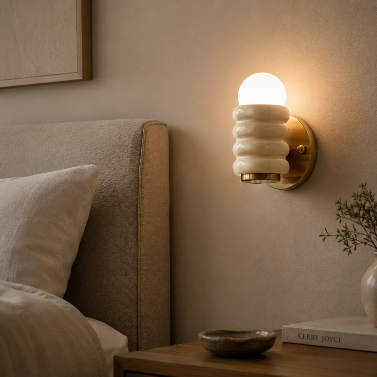Aplique de pared acanalado Zirola – aplique crema junto a la cama