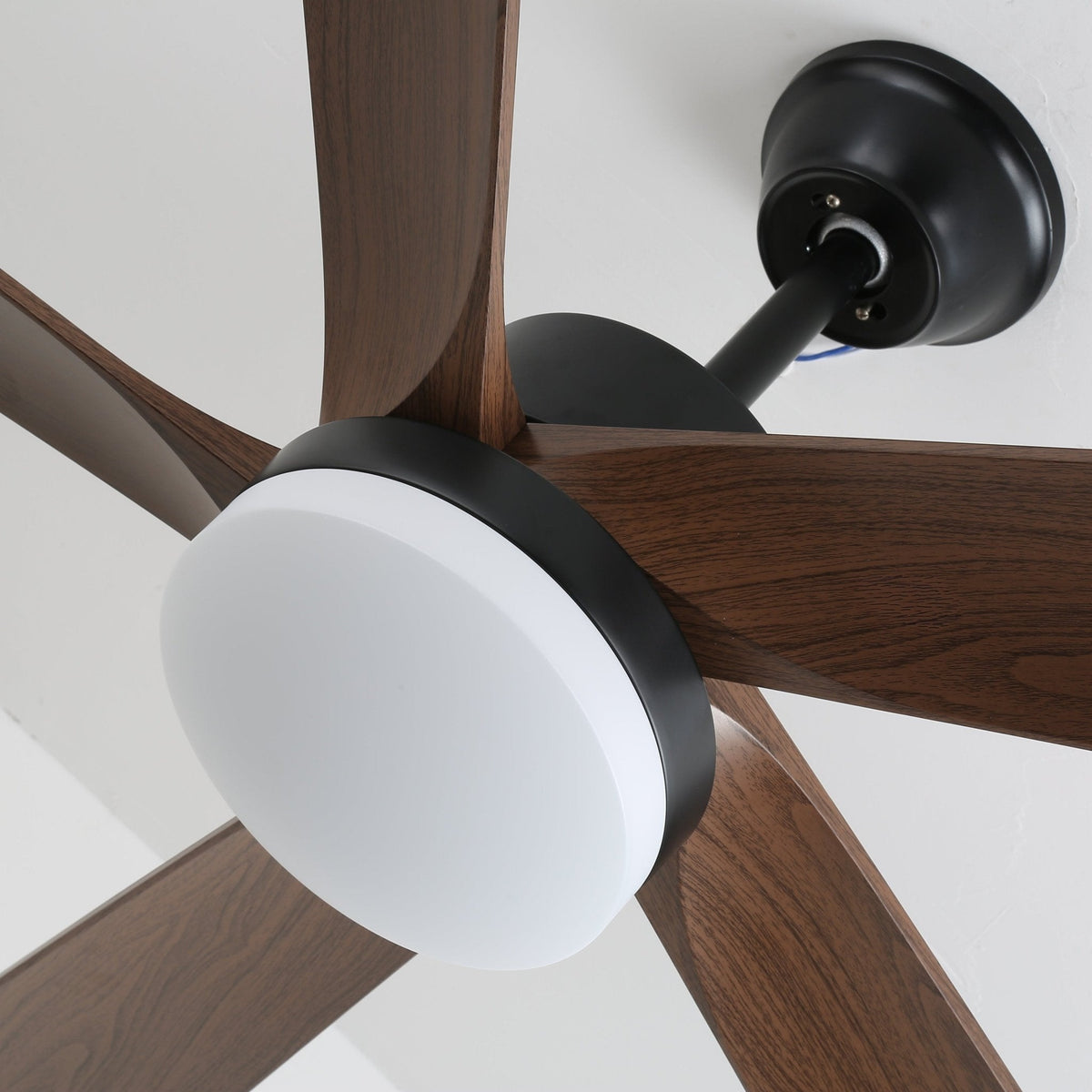 Ventilador de techo con luz Olmeda en un salón cálido – imagen 11