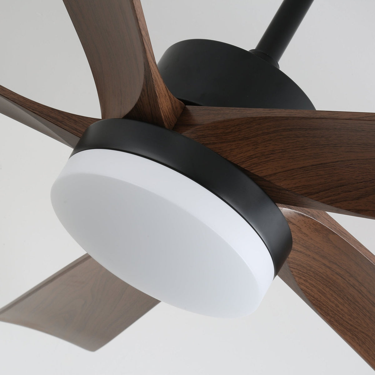 Ventilador de techo con luz Olmeda en un salón cálido – imagen 12