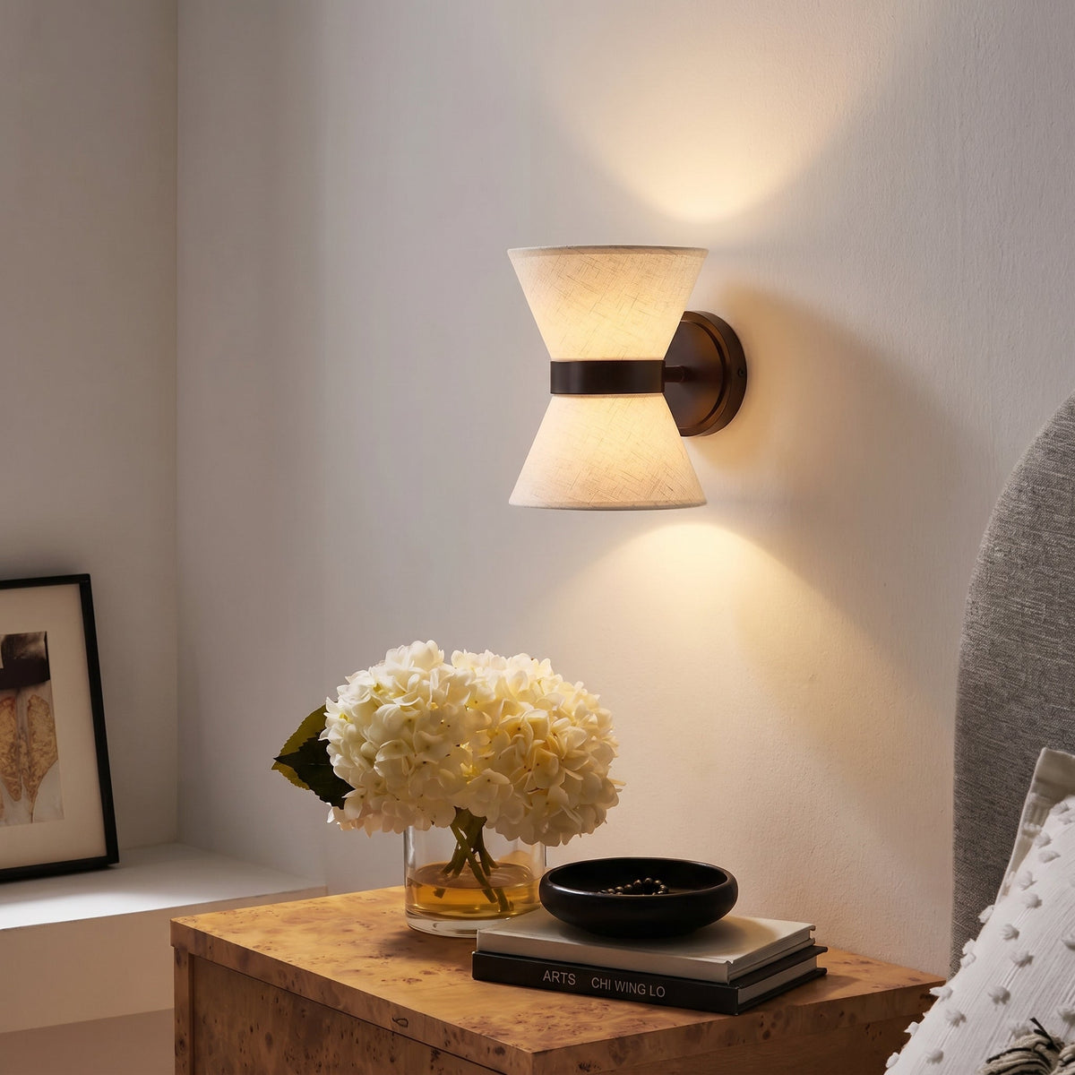 Aplique de pared de tela Jaruna en un dormitorio acogedor – imagen 6