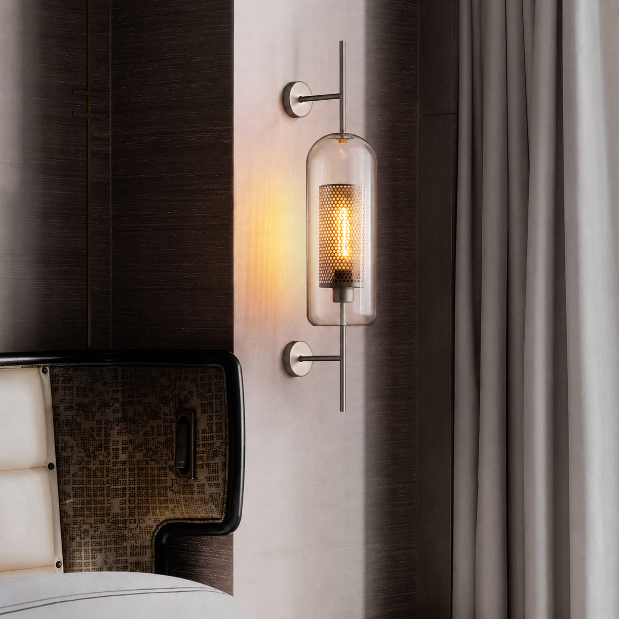 Atria: Aplique de Pared Geométrico Industrial de Metal y Vidrio