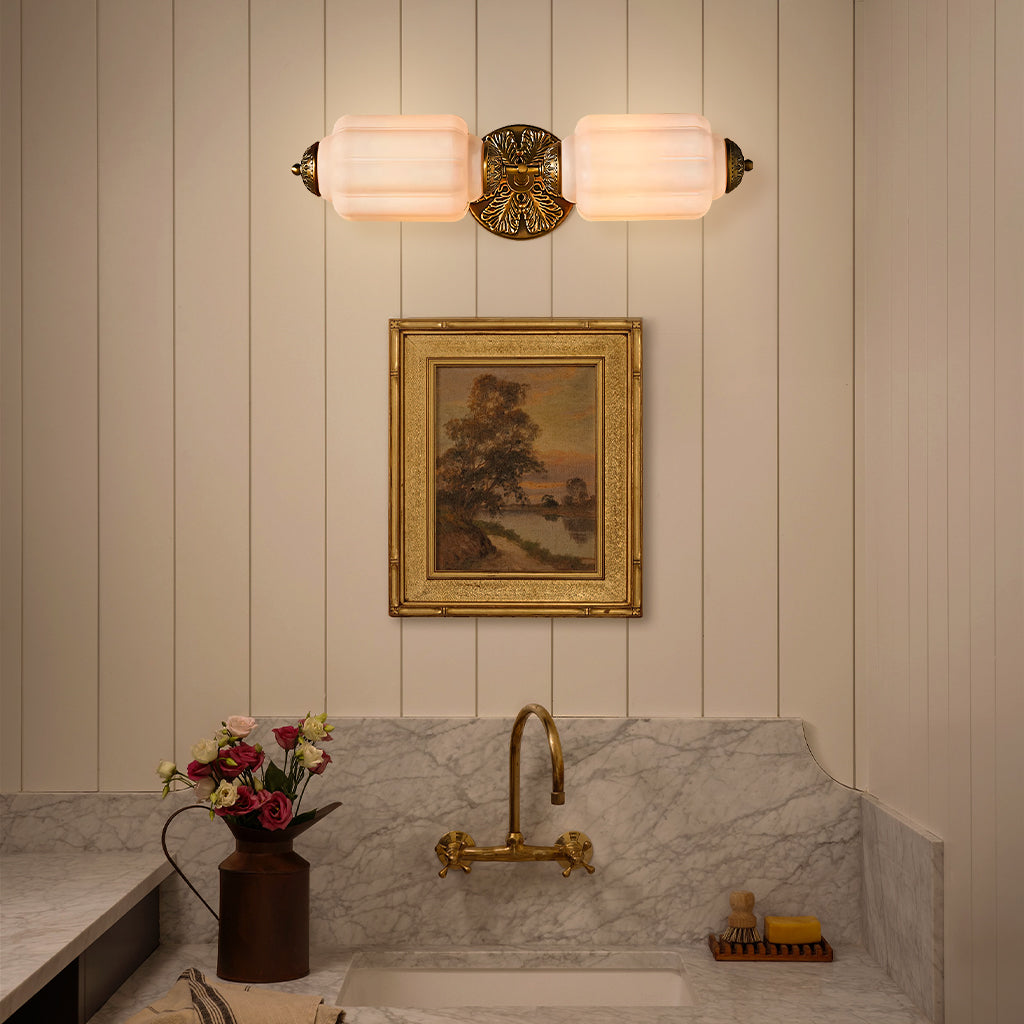 Aplique de pared art déco Odeta sobre el espejo del baño – imagen 2