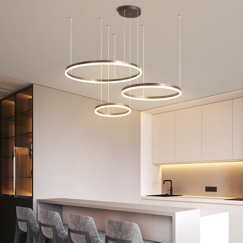 Lámpara colgante LED de aros Saroa en un salón moderno – imagen 17
