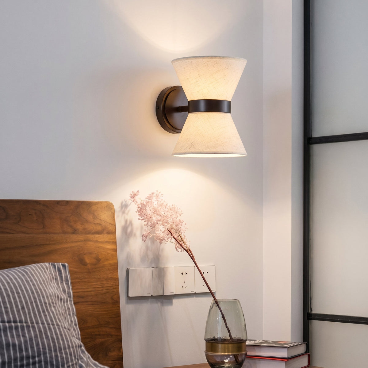 Aplique de pared de tela Jaruna en un dormitorio acogedor – imagen 9