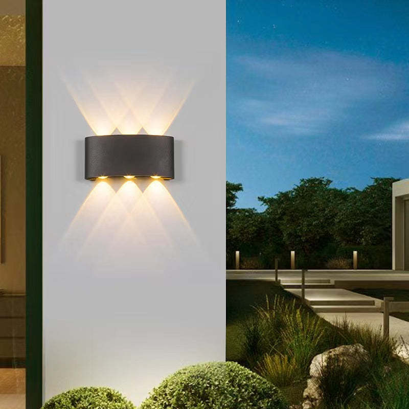 Aplique de pared LED arriba y abajo Fulgara en una fachada iluminada – imagen 9