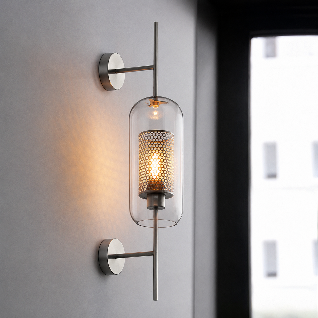 Atria: Aplique de Pared Geométrico Industrial de Metal y Vidrio