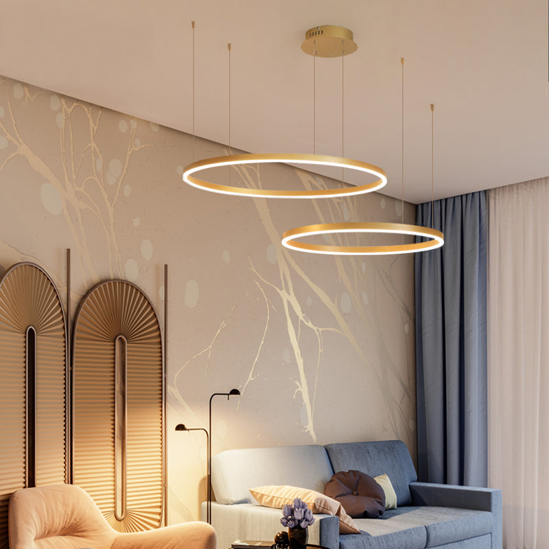 Lámpara colgante LED de aros Saroa en un salón moderno – imagen 3