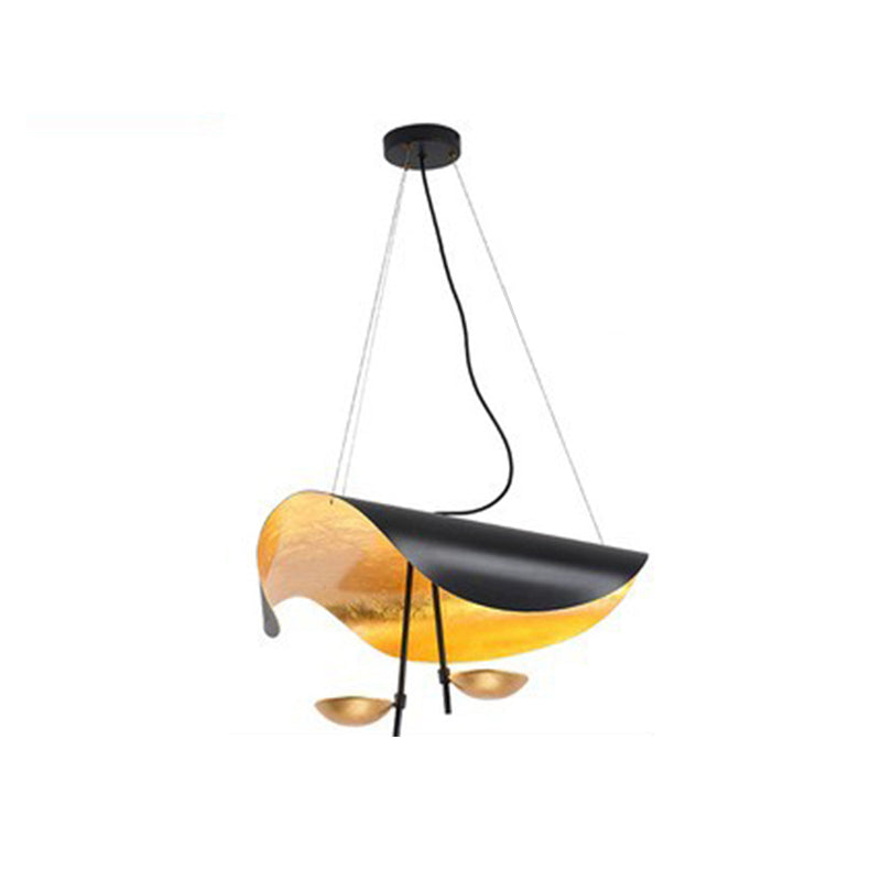Lámpara colgante en forma de hoja Lotena sobre una mesa de comedor – imagen 14
