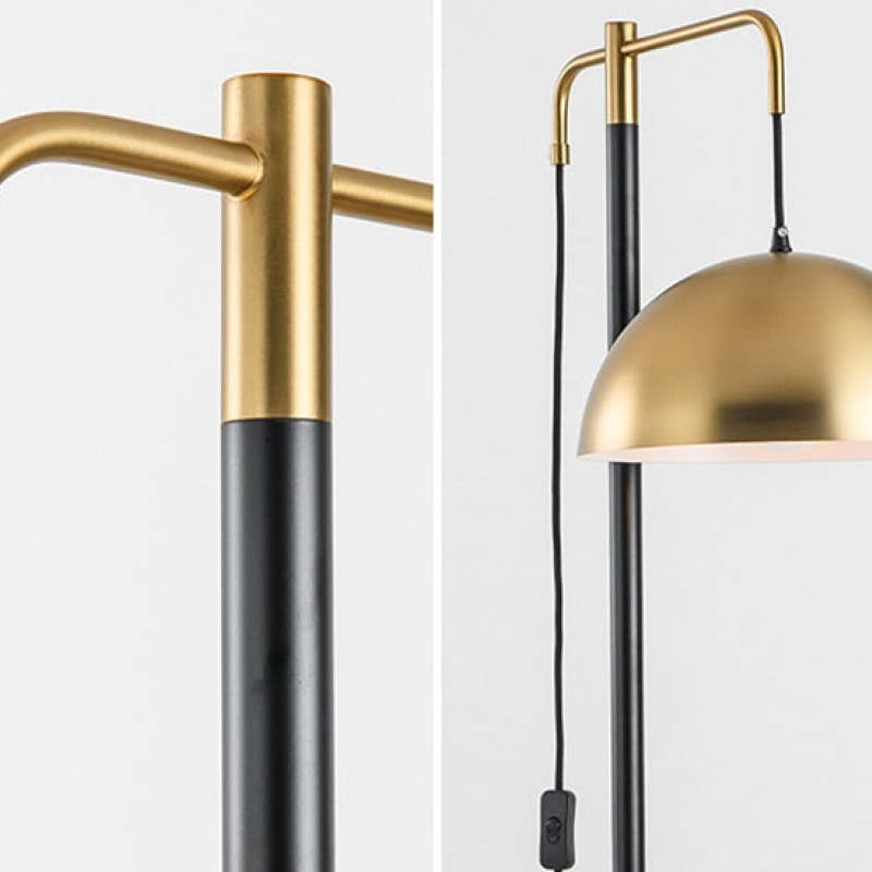 Lámpara de pie con cúpula dorada Tazuela – detalle del brazo dorado y el cable