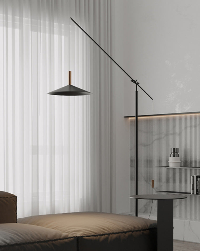 Lámpara de pie de lectura con brazo voladizo Voladia – en un salón con cortinas blancas